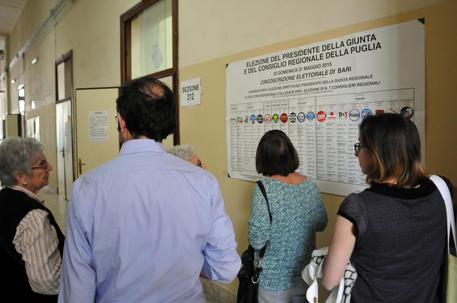I seggi per le elezioni regionali 2015 a Bari © ANSA