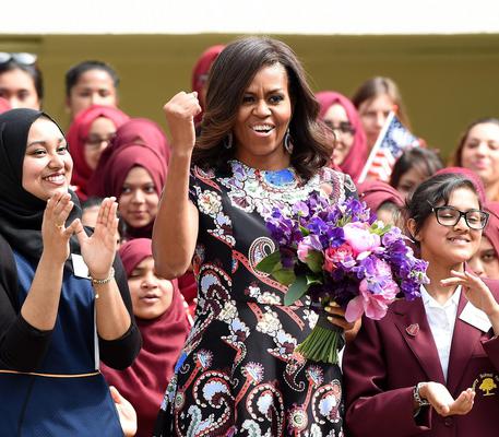 Michelle Obama con le studentesse inglesi © EPA