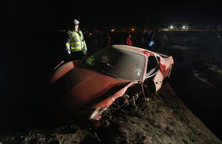 La Ferrari di Arturo Vidal distrutta nell'incidente di stanotte a Santiago © EPA