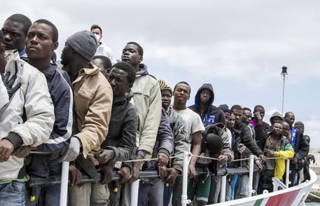 Migranti in attesa di sbarcare sulle coste italiane in una foto d'archivio © AP