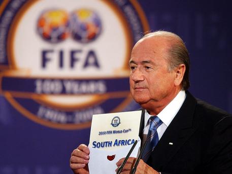 Joseph Blatter annuncia il Sudafrica sede dei mondiali 2010 © EPA