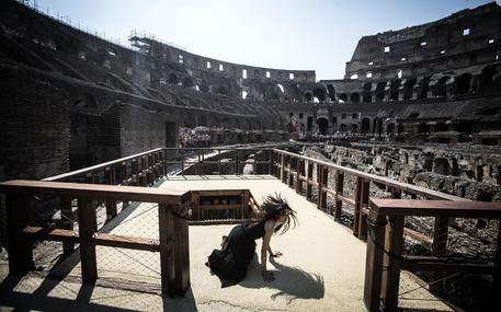 Un momento della presentazione della riproduzione dell'antico montacarichi che portava le belve  nell'arena © ANSA