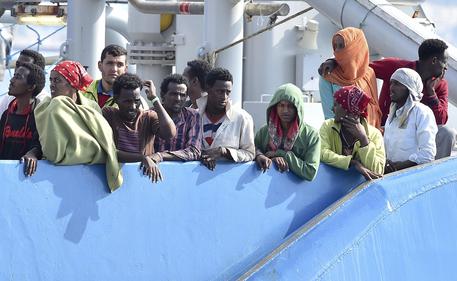 Uno sbarco di migranti © AP