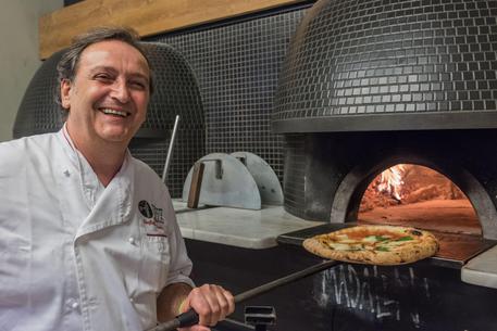 Il maestro pizzaiuolo Guglielmo Vuolo © ANSA