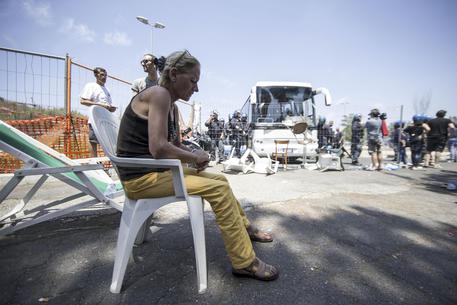 Caos migranti: scontri e manganellate alla periferia Nord di Roma © ANSA