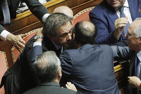 Antonio Azzollini abbraccia Renato Schifani dopo il voto © ANSA