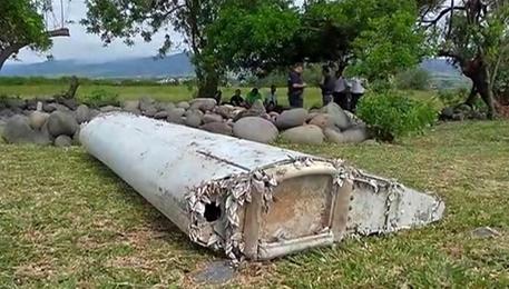Aereo MH370 scomparso, trovato pezzo ala fuori area ricerche © AP