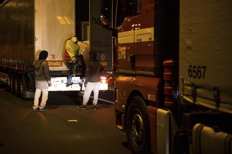 Migranti all'assalto del tunnel della Manica a Calais © EPA