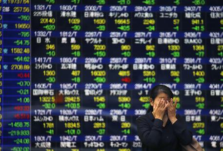 Borsa: Asia a picco, timori contagio da Grecia e Cina © AP