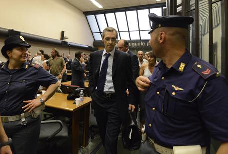Nicolo Ghedini, avvocato di Berlusconi, lascia Napoli dopo la lettura della sentenza © AP