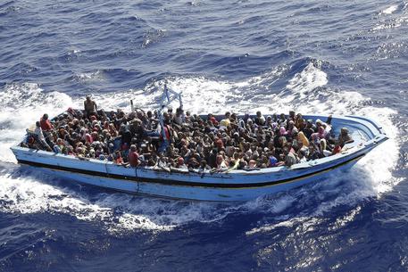 Un barcone carico di migranti nel Canale di Sicilia. Immagine d'archivio © ANSA
