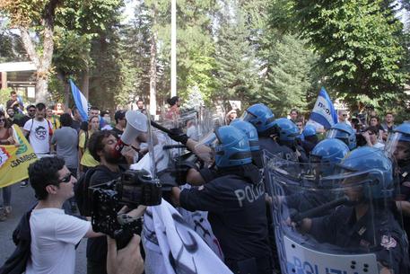 Proteste all'Aquila, annullata prima tappa Renzi © ANSA