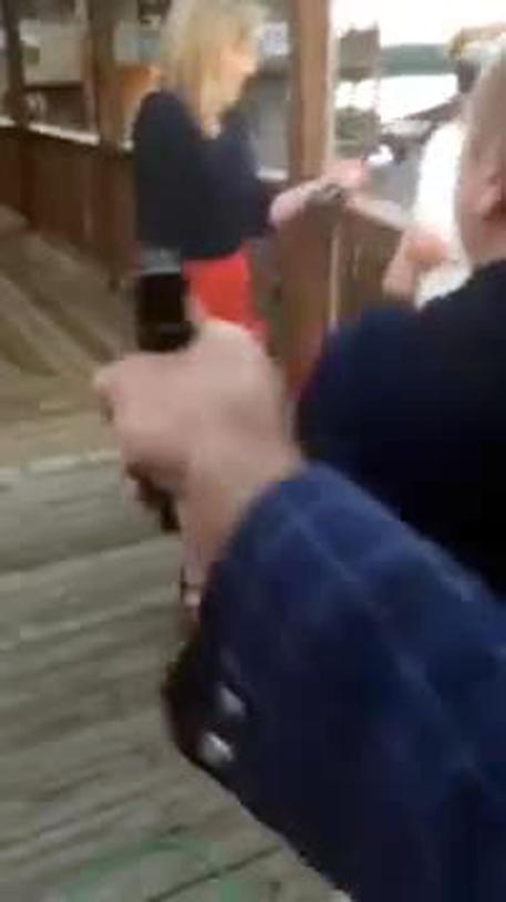 Fermo immagine dal video dell'omicidio di una giornalista televisiva e del suo cameraman durante una diretta in Virginia, girato dall'assassino © ANSA