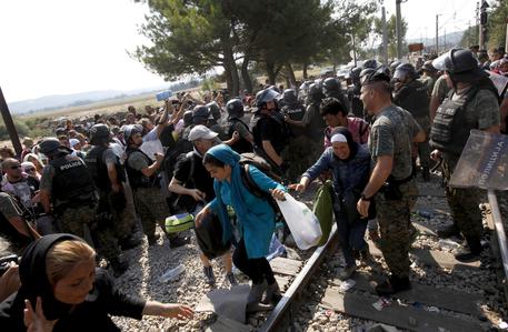 Immigrazione, Ungheria schiera poliziotti al confine per bloccare i profughi © AP