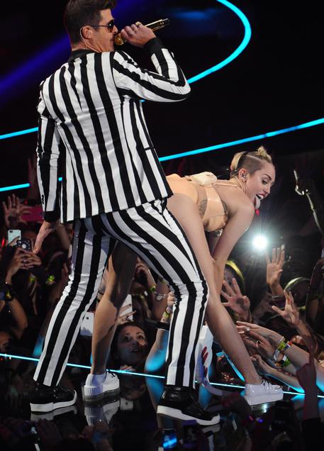 Robin Thicke e Miley Cyrus nel 2013 si esibiscono con Blurred Lines, agli MTV Video Music Awards © AP