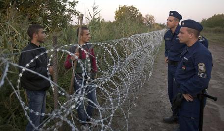Ungheria, 175 km di muro di filo spinato con Serbia © AP