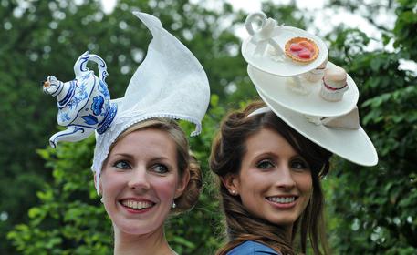 Cappelli con teiere e tazze da te' ad Ascot © ANSA 