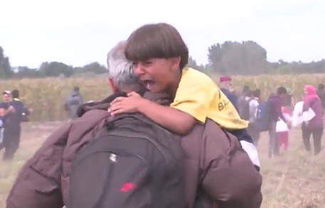Il pianto del bambino dopo lo sgambetto della reporter (da Youtube) © Ansa