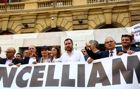 Il leader della Lega Nord Matteo Salvini con il suo gruppo presente per dare solidarieta' al presidio di Cgil, Cisl e Uil per la tutela dei lavoratori e sodati davanti al Ministero dell'Economia e delle Finanze © ANSA