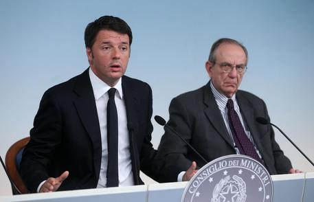 Matteo Renzi e il ministro Pier Carlo Padoan © ANSA