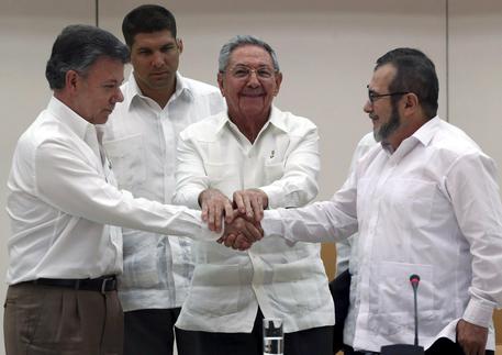 Raul Castro, Juan Manuel Santos e 'Timochenko' © EPA