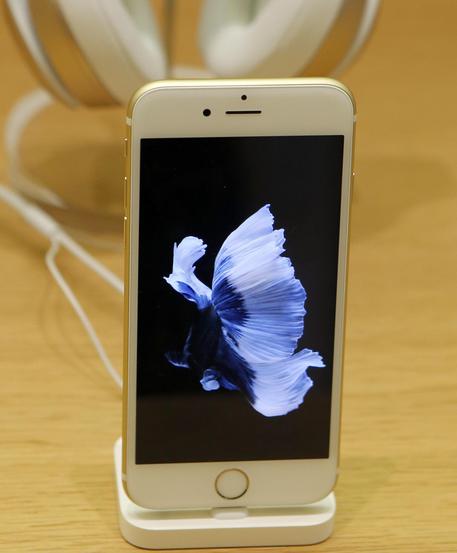 Apple: l'iPhone day, arriva in 12 paesi © AP