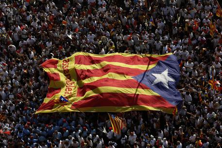Una bandiera gigante simbolo della Catalogna indipendentista © AP