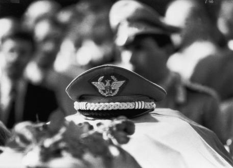 Il tricolore, la sciabola e il berretto della divisa da generale di Carlo Alberto Dalla Chiesa sul  feretro del generale durante i funerali © ANSA 