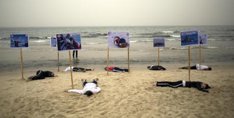 Migranti: Aylan, distesi sulla spiaggia per ricordarlo © AP