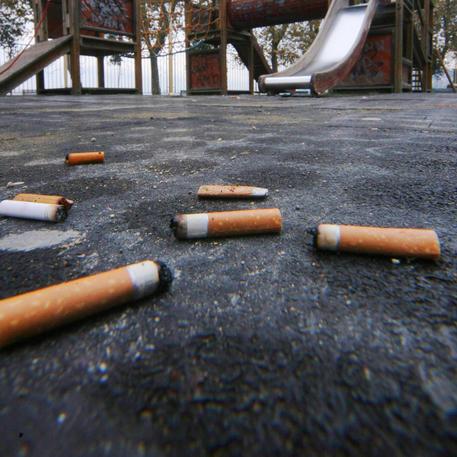 Mozziconi di sigarette per terra © ANSA