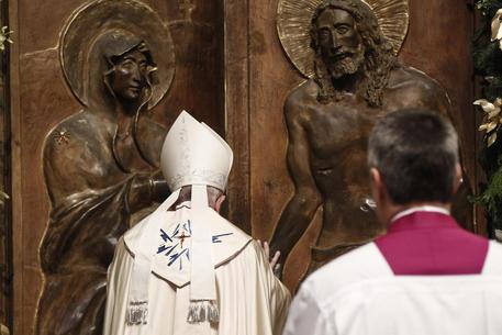 Papa Francesco apre la porta della basilica di Santa Maria Maggiore © ANSA