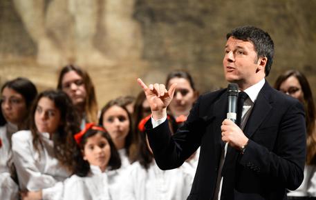 Il premier Matteo Renzi insieme al Coro delle voci bianche del Teatro San Carlo di Napoli durante la  visita alla Reggia di Caserta, Napoli © ANSA