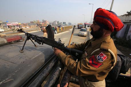 Polizia del Punjab vicino alla base attaccata © EPA