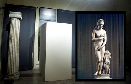 A sinistra la Venere Capitolina, e a destra la statua coperta © ANSA