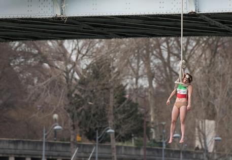 Rohani a Parigi,  Femen simulano impiccagione © AP