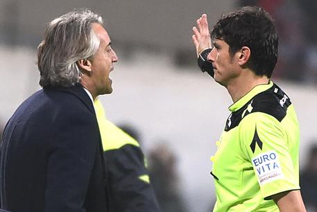 Roberto Mancini discute animatamente con l'arbitro Antonio Damato © ANSA