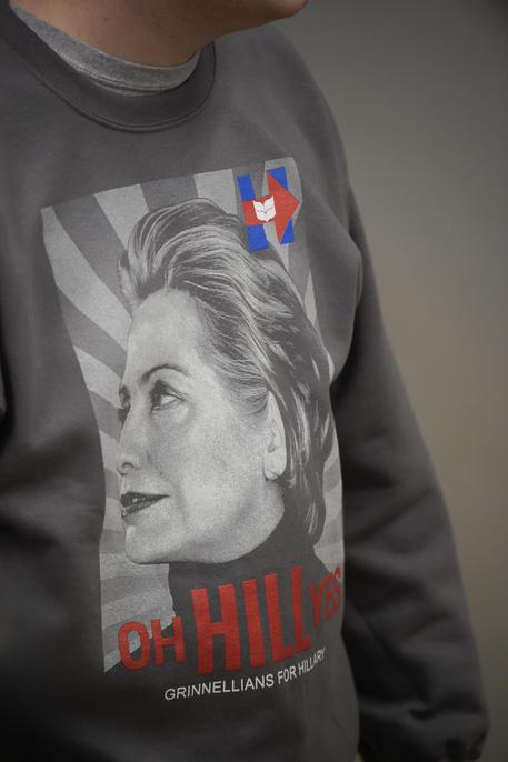 Un supporter della Clinton durante un suo comizio in Iowa © EPA