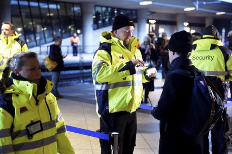 Controlli all'arrivo in Svezia dei migranti provenienti dalla Danimarca © EPA