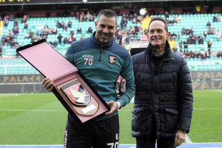 Stefano Sorrentino premiato lo scorso 6 genaio per le 100 presenze con il Palermo © ANSA