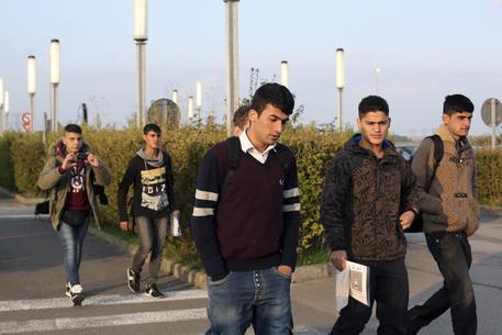 Migranti: Papa, i minori sono tre volte indifesi © AP