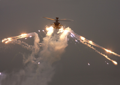 L'attacco di un elicottero Apache © ANSA 