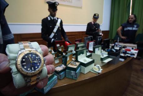 Il tesoro sequestrato mostrato dai carabinieri © ANSA