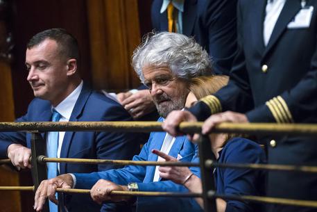 Il leader del M5S Beppe Grillo in tribuna alla Camera © ANSA
