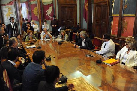Beppe Grillo e i consiglieri pentastellati in una foto tratta dal profilo Facebook di Virginia Raggi © ANSA