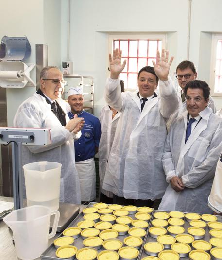 Il premier Matteo Renzi durante la visita alla pasticceria del carcere di Padova/foto Barchielli © ANSA