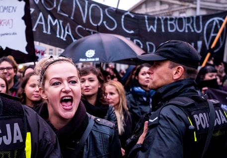 La manifestazione del 3 ottobre a Katowice contro il progetto di legge che voleva vietare in modo totale l'aborto © ANSA 