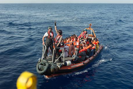 Un momento delle operazioni di soccorso con 720 migranti al largo della Libia, a Nord Ovest di Tripoli, dalla Aquarius, nave di Sos Mediterranee che opera in partenariato con Msf, Palermo, 3 Ottobre 2016 © ANSA