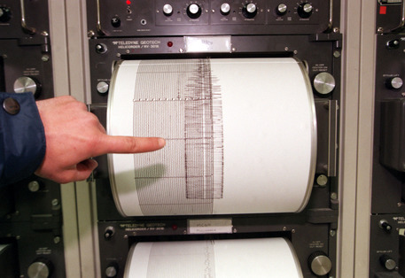 Un sismografo registra una scossa di terremoto in una foto d'archivio © ANSA
