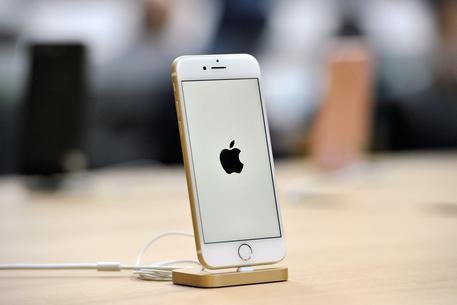 Effetto Trump, Apple valuta produzione iPhone in Usa © ANSA