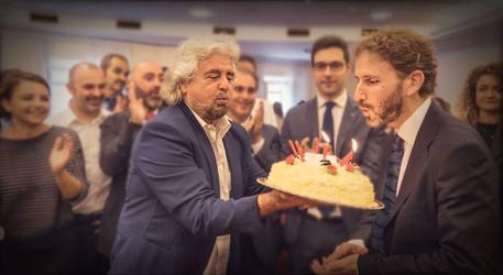 M5S: taglio torta Grillo-Casaleggio per festa compleanno © ANSA